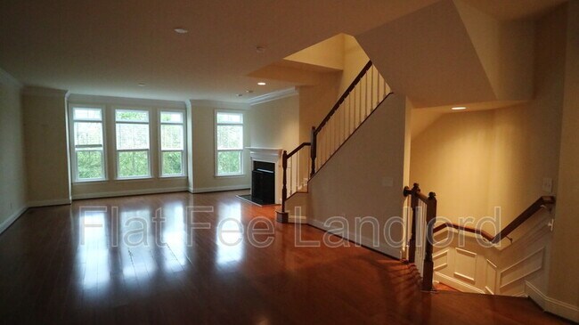 Building Photo - 9445 Canonbury Square