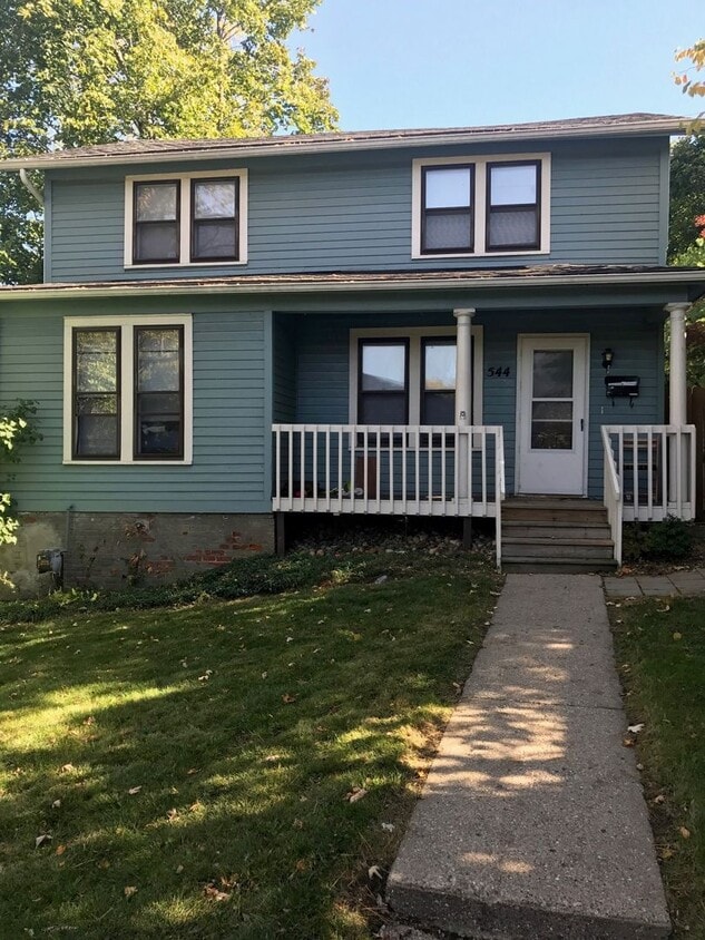 Foto principal - 6 Bedroom 2 Bathroom Home Available NOW fo...