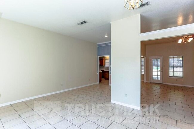 Building Photo - 800 Silver Creek Dr