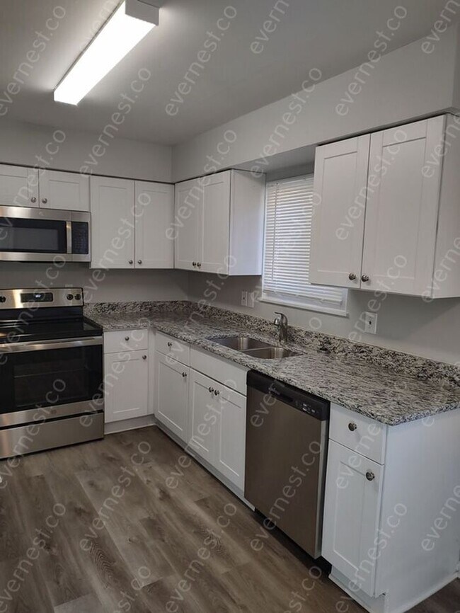Foto del edificio - Charming 3-Bedroom Home with Fenced Yard a...