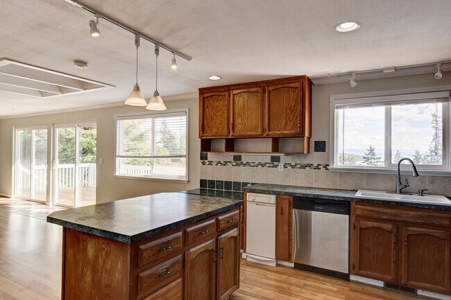 Foto del edificio - Spacious 2-Story Split-Level Home with Wat...