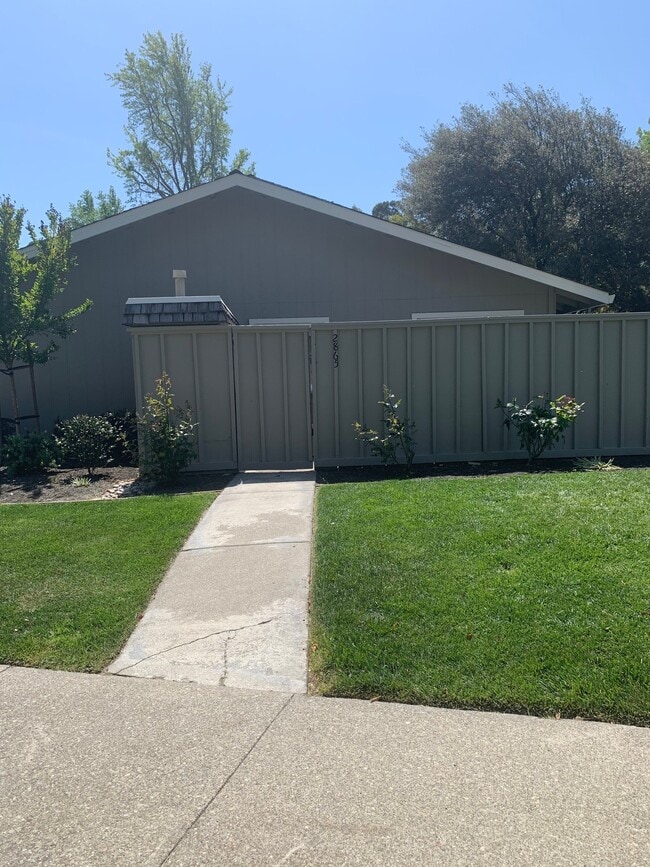 Building Photo - 2865 Fountainhead Dr