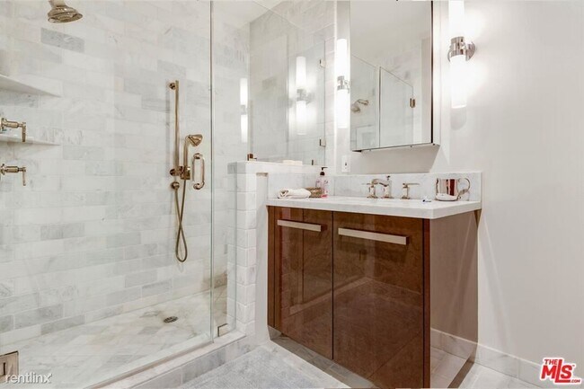Building Photo - 2 br, 3 bath Condo - 447 N Doheny Dr Apt 301