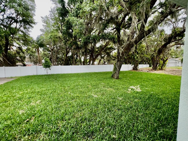 Building Photo - Stunning 5 bedroom 3 bath Winter Haven Hom...