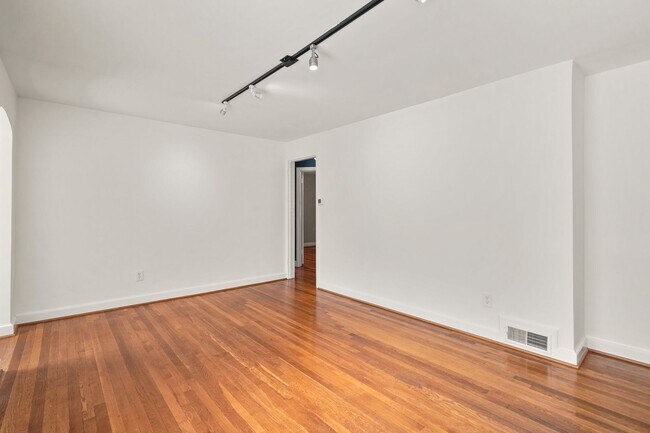 Foto del edificio - 2 Bed 1 Bath - Takoma Park Cottage- Large ...