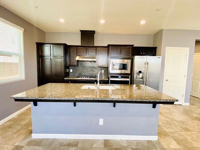 Foto del edificio - $2,395 Belmont & Fowler, 3 Bedroom - N Eli...