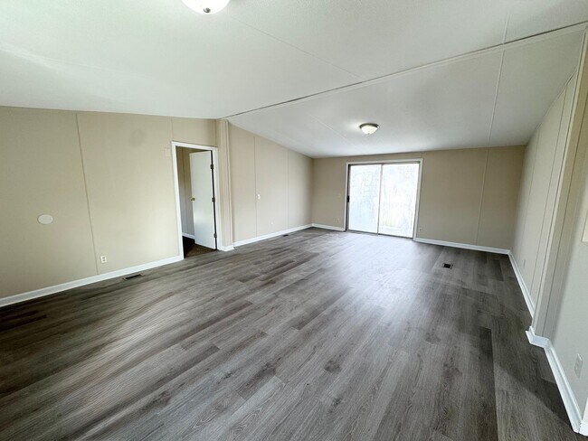 Building Photo - Myrtle Beach - 3 Bedroom / 2 Bathroom Manufactured Home