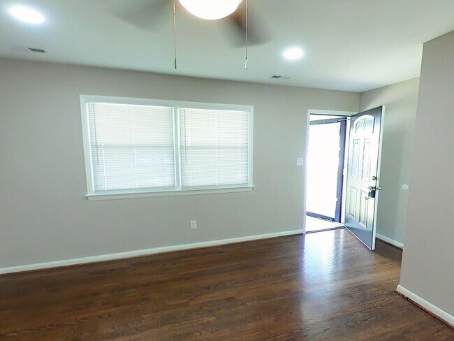 Building Photo - Fully Renovated 3-Bedroom Ranch Home for L...