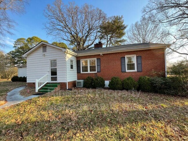 Building Photo - 2112 Providence Rd S