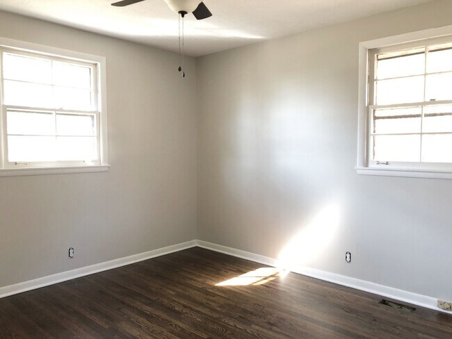 Building Photo - Recently Renovated Three Bedroom Home in Hendersonville