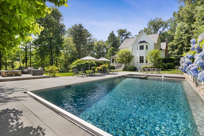 Foto del edificio - 37 Beaver Brk Rd