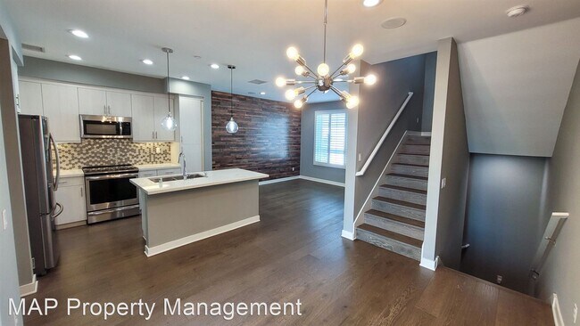 Building Photo - 2 br, 2.5 bath House - 305 Mission Road