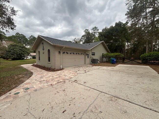 Foto del edificio - Charming 3-Bedroom Home with Pool & Upgrades in Hernando, FL