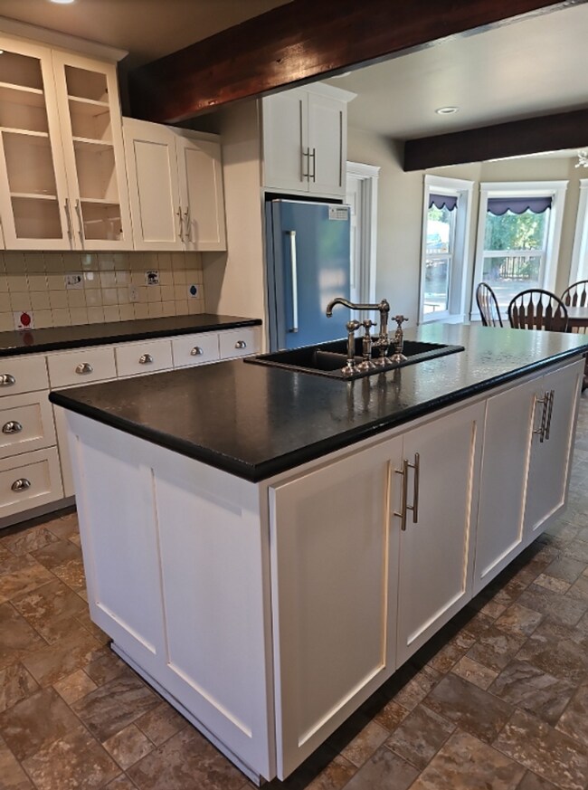 Foto del edificio - ½ OFF First Month's Rent! Spacious Two Sto...