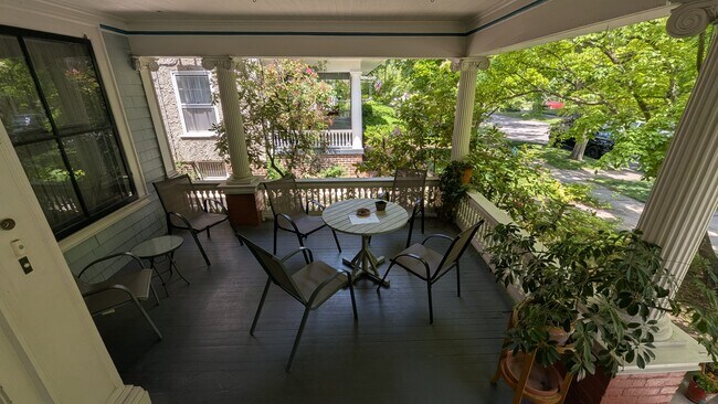 Área del porche - 2257 Scottwood Ave