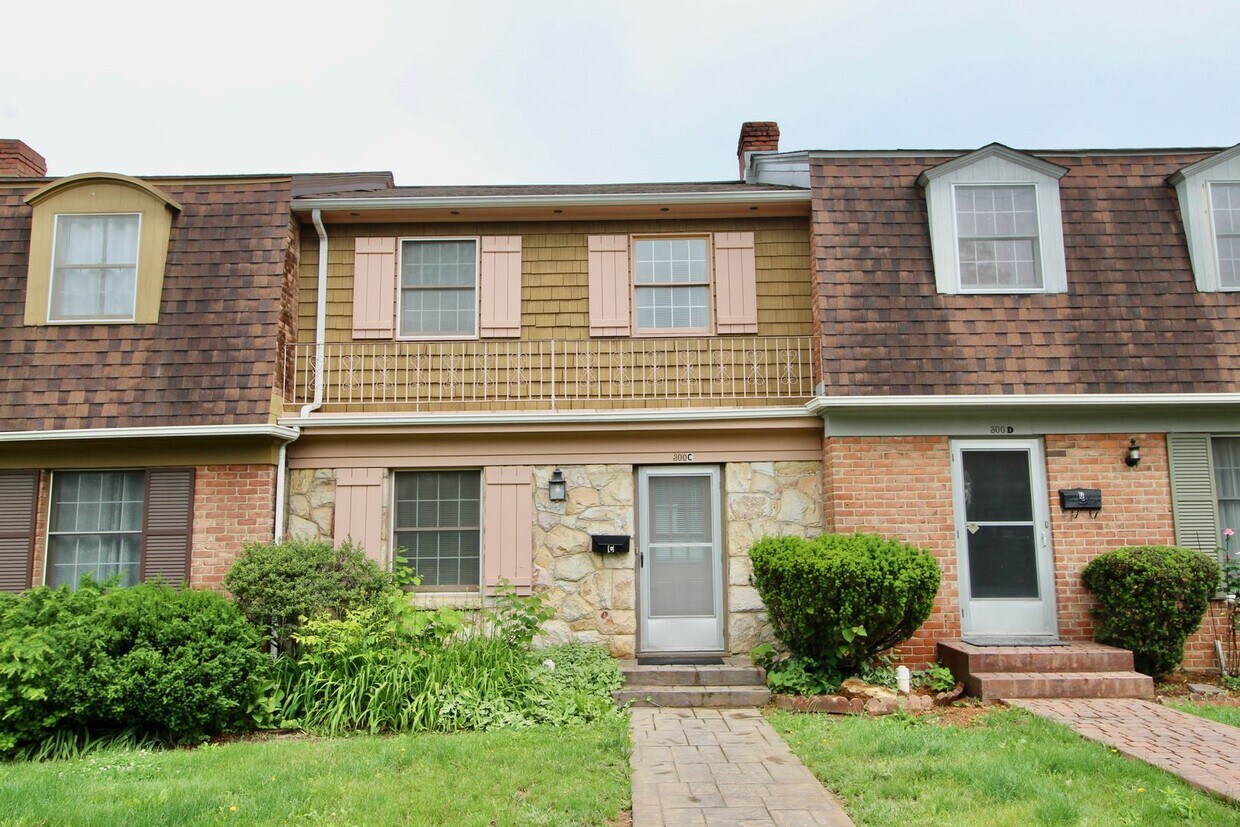 Building Photo - 2 bedroom townhome right across from westo...
