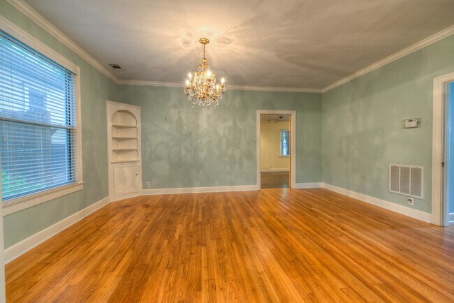 Foto del edificio - AVAILABLE AUGUST: Gorgeous, Remodeled 4 bed / 3 bath Hyde Park Area Home