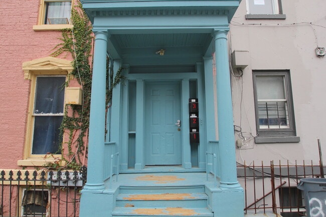 Building Photo - 282 Grand St