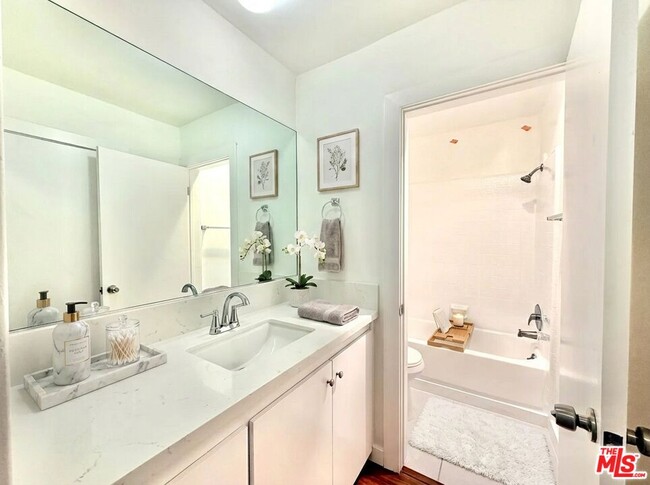 Foto del edificio - 5805 W 8th St