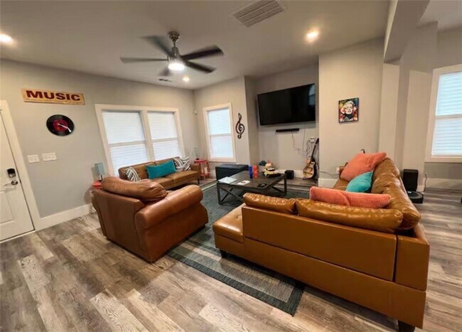 Foto del edificio - 2018 Detroit Ave NW