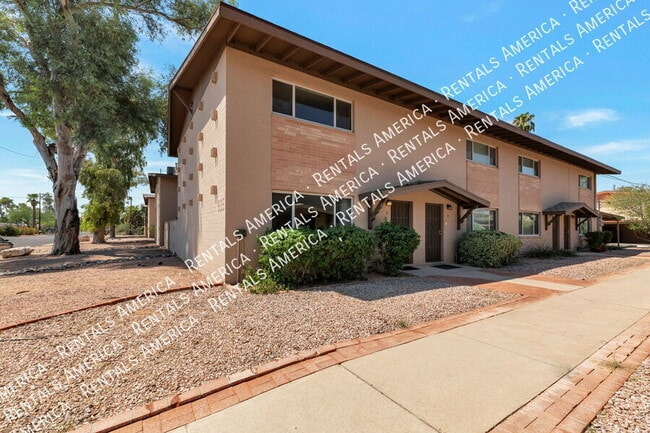 Building Photo - 935 N Venice Ave