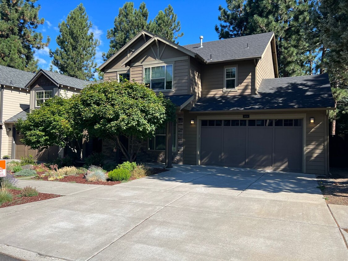 Primary Photo - Large home just one block from Pine Ridge ...