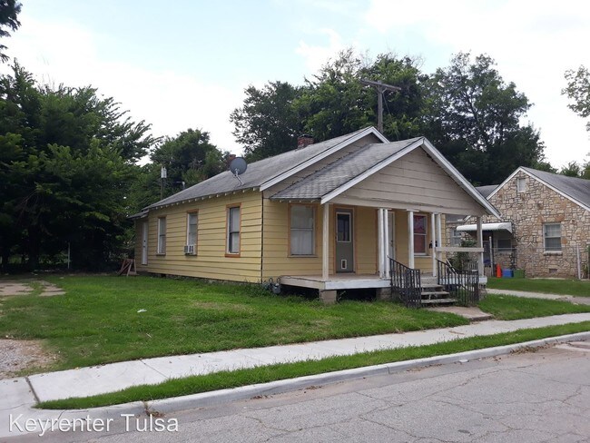 Building Photo - 1530 E 7th St