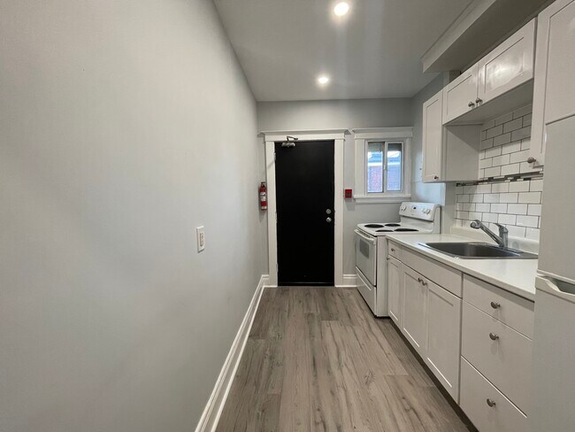 Building Photo - Historic & Affordable 2 Bedroom Suite
