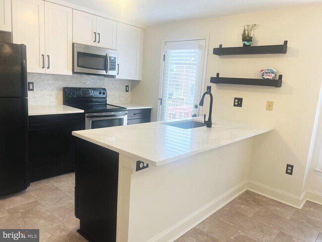 Building Photo - 8024 Hollow Reed Ct