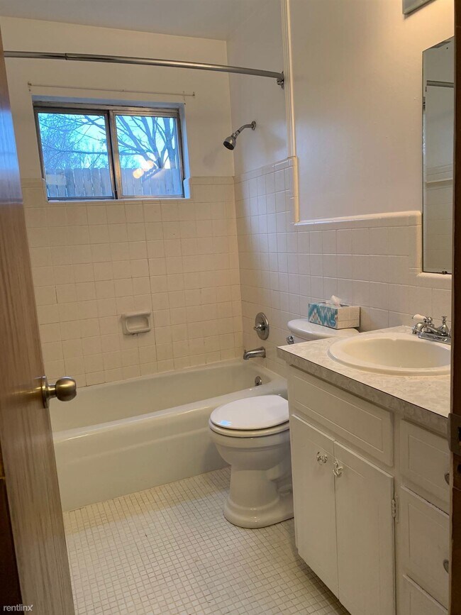 Building Photo - 2 br, 1 bath 4plex - 557 54th St SE