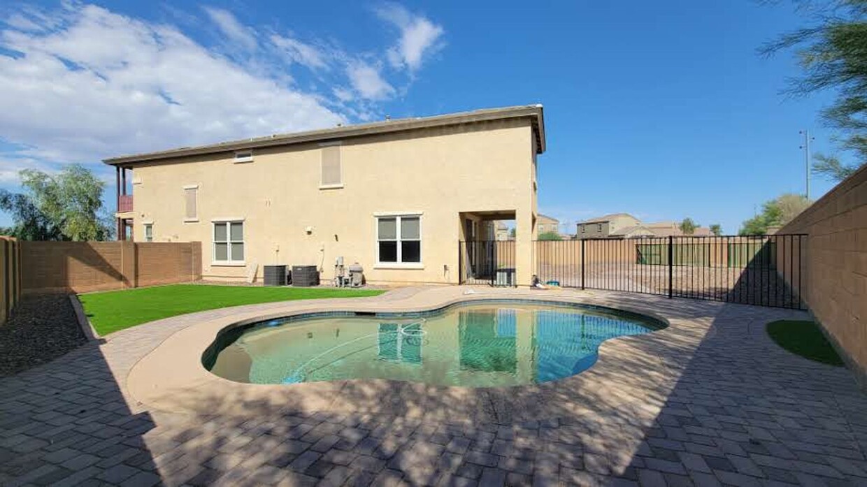 Foto principal - Priced right! XXL home with private fenced...