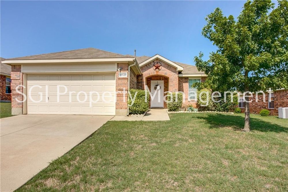 Foto principal - Beautiful home in Sendera Ranch!