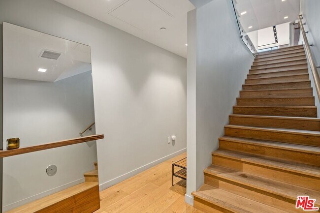 Foto del edificio - 207 Hollister Ave