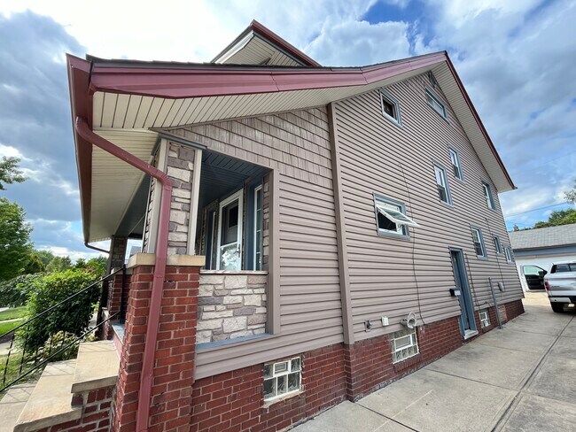 Building Photo - 2212 Fairdale Ave