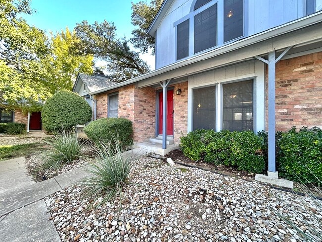 Building Photo - Stylish 2 Bedroom, 1.5 Bath Home with High Ceilings