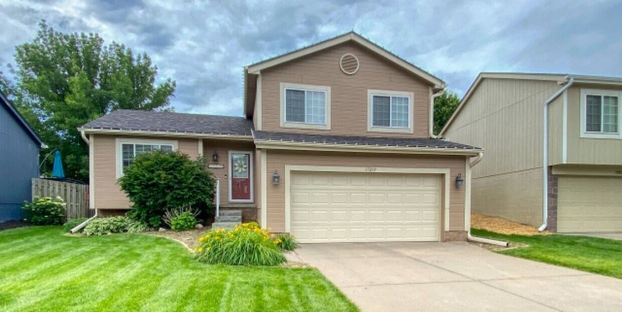 Primary Photo - Spacious Elkhorn Three Bedroom!