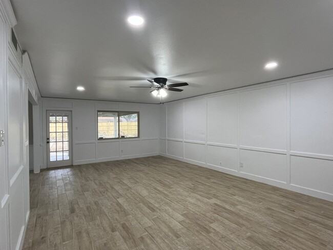 Building Photo - Spacious Two Story Home in Country Club Es...