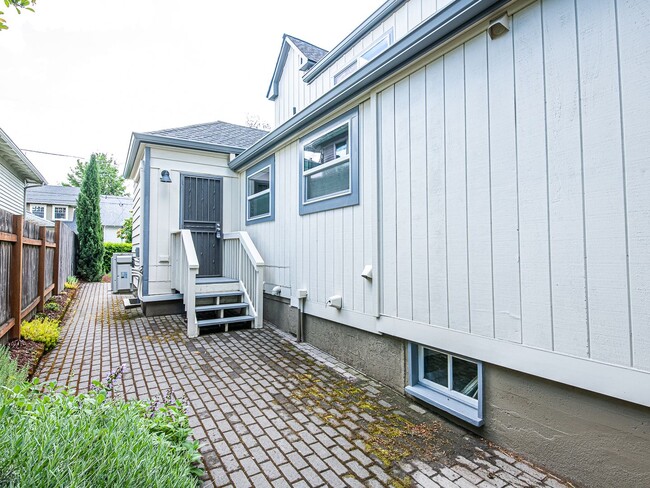 Building Photo - Cute NE 1 bedroom/1 bathroom Unit!