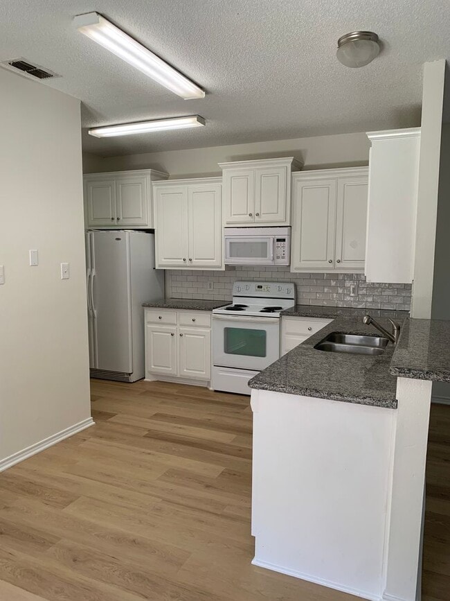 Building Photo - Updated 3/2 duplex in North Lubbock!