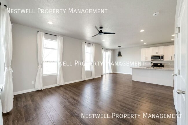 Building Photo - 1633 N Apache Rd