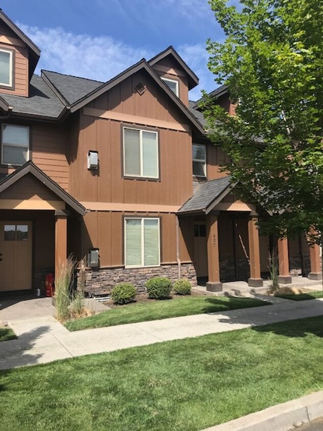Primary Photo - Gorgeous 3x2 townhouse with bonus loft, si...