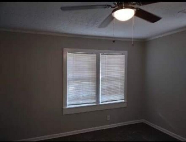 Building Photo - 135 Mallory Dr