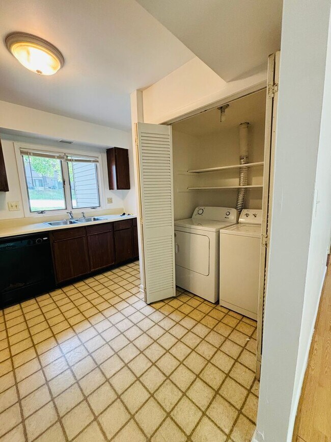 Building Photo - 3 Bedroom 2.5 Bath Townhouse