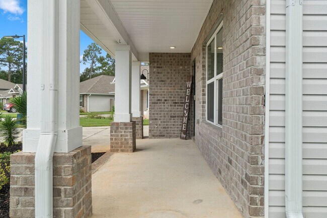 Building Photo - Creative Charm Meets Modern Comfort in Thi...