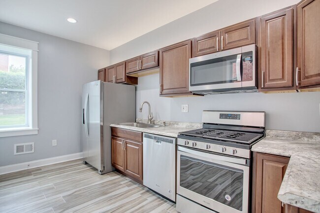 Building Photo - 249 38th St