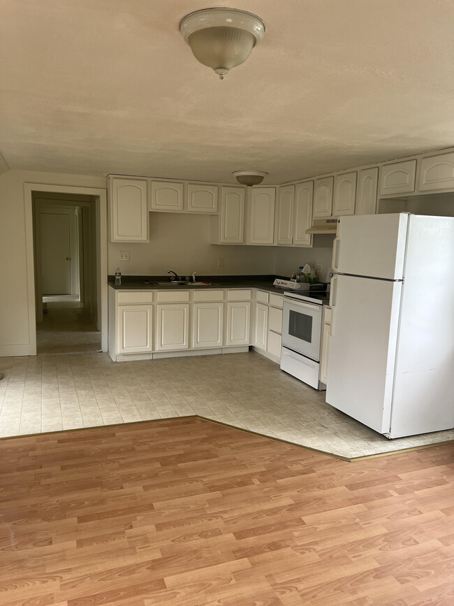 Kitchen - 207 Hartland Ave