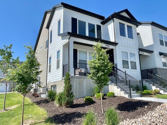 Foto del edificio - Awesome Corner Poolside Townhome!