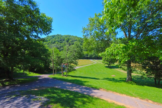 Building Photo - 671 Wolf Hill Rd