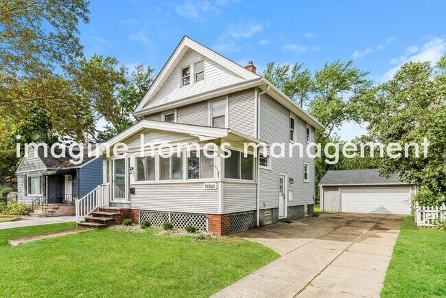 Foto del edificio - 19160 Mitchell Avenue