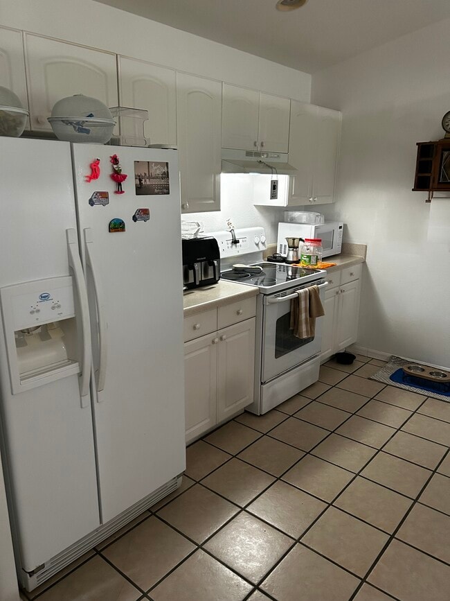unit has brand new silver fridge 9-1-25 & Black stove - 209 SE 24th Ave